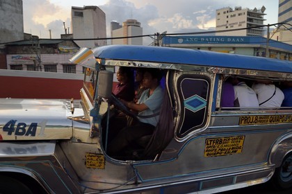 Philippines, Ile de Luzon, Manille, jeepney (jeep allongée pour le transport de passagers) à l'entrée de Quezon Bridge