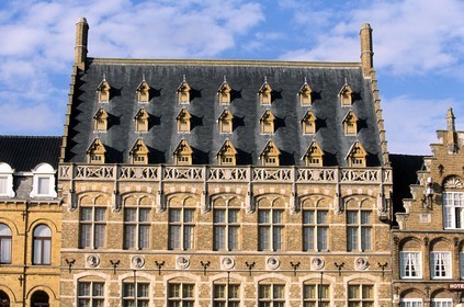 Belgique, Flandre-Occidentale, Ypres (Ieper), maison sur la Grand' place