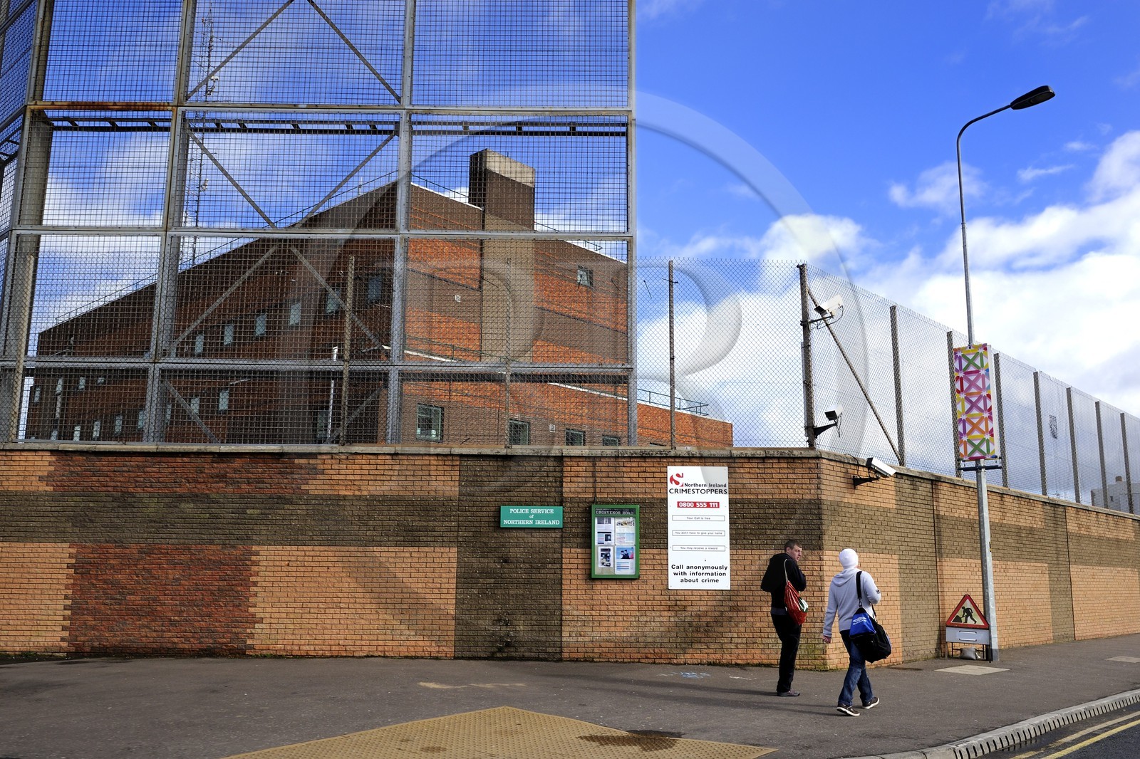Royaume-Uni, Irlande du Nord, Belfast, commissariat fortifié pour faire face aux émeutes à l'angle de Groscernor road et Stanley street