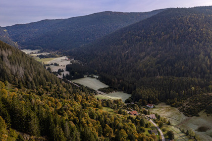 France, Vosges (88), Le Valtin, village de la haute-vallée de la Meurthe avec le givre des gelées matinales (vue aérienne)