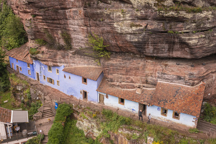 France, Bas-Rhin (67), Parc Naturel régional des Vosges du Nord, Eschbourg, Maisons des Rochers de Graufthal, habitations semi-troglodytiques du XVIIIe siècle et habitées jusqu'en 1958 (vue aérienne)