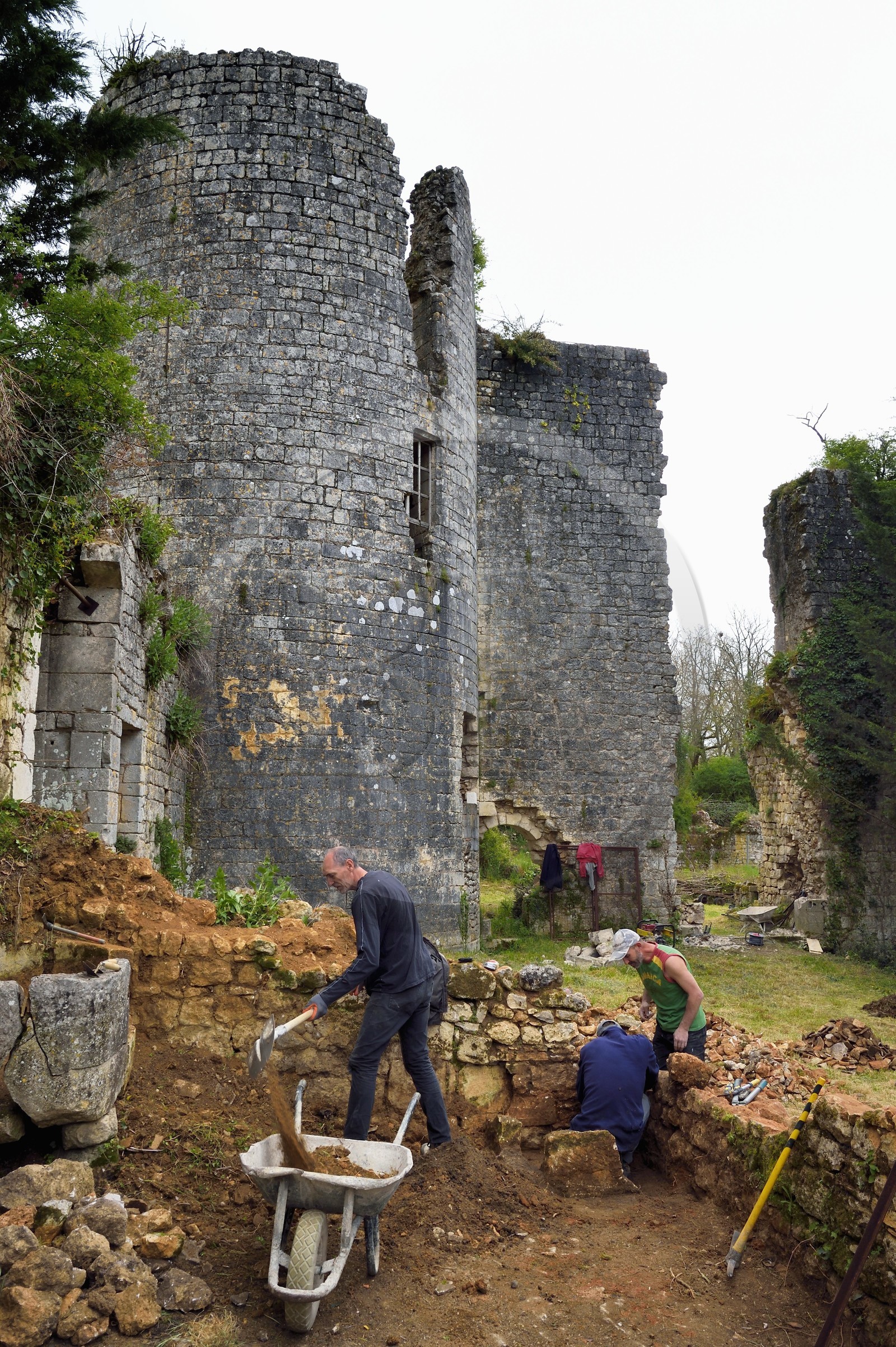 France, Charente (16), Pranzac, chantier des fouilles archéologiques dans les ruines du chateau orchestré par l’association Secrets de Pranzac
