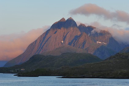 Norvège, Nordland, Iles Lofoten, Ile de Moskenes, le Selfjorden au soleil de minuit