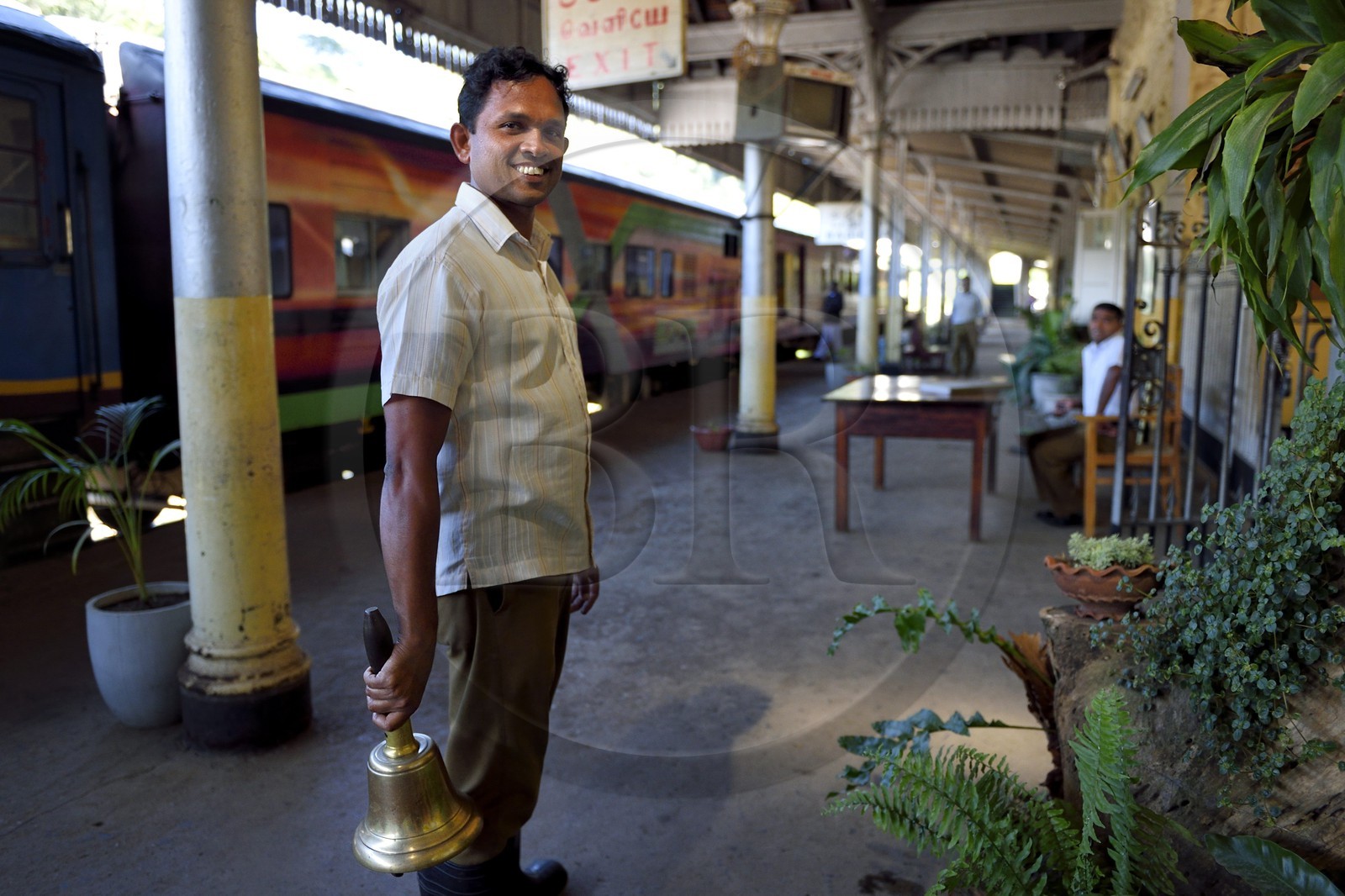 Sri Lanka, Province d'Uva, Gare de Badulla, annonce du départ du train avec la cloche