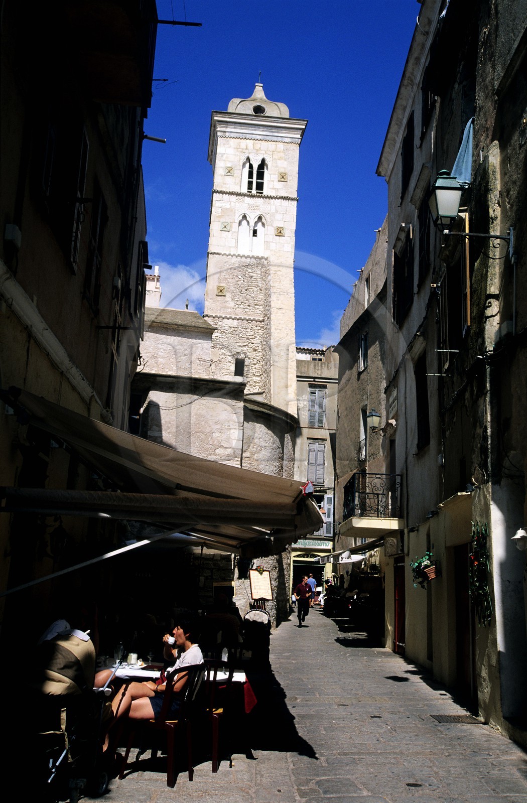 France, Corse-du-Sud (2A), Bonifacio, église Sainte-Marie-Majeure dont le clocher domine la ville Haute