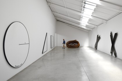 France, Var (83), Le Muy, Fondation Bernar Venet, peintures de Venet dans l'ancienne usine reconvertie en hall d'exposition