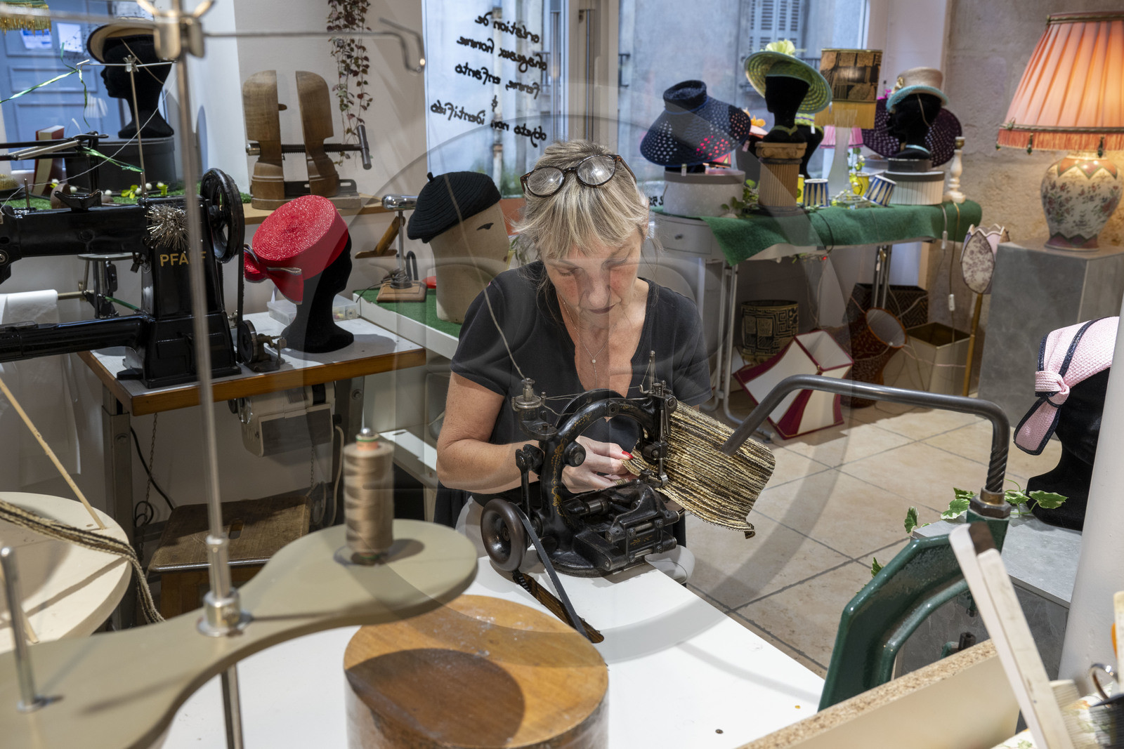 France, Côte-d'Or (21), Dijon, la modiste Meilleur Ouvrier de France Sara Tintinger confectionnant un chapeau dans son atelier-boutique Bibi & Bob de la rue d'Assas, le chapeau est travaillé sur du ruban de velourette