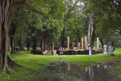 Sri Lanka, province du Centre-Nord, site d'Anuradhapura classé Patrimoine Mondial de l'UNESCO, capitale du Sri Lanka au IIIe siècle avant JC, ruines au Parc Mahamevnawa