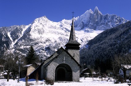 France, Haute-Savoie (74), vallée de Chamonix, chapelle du village des Praz-de-Chamonix au pied de l' Aiguille verte