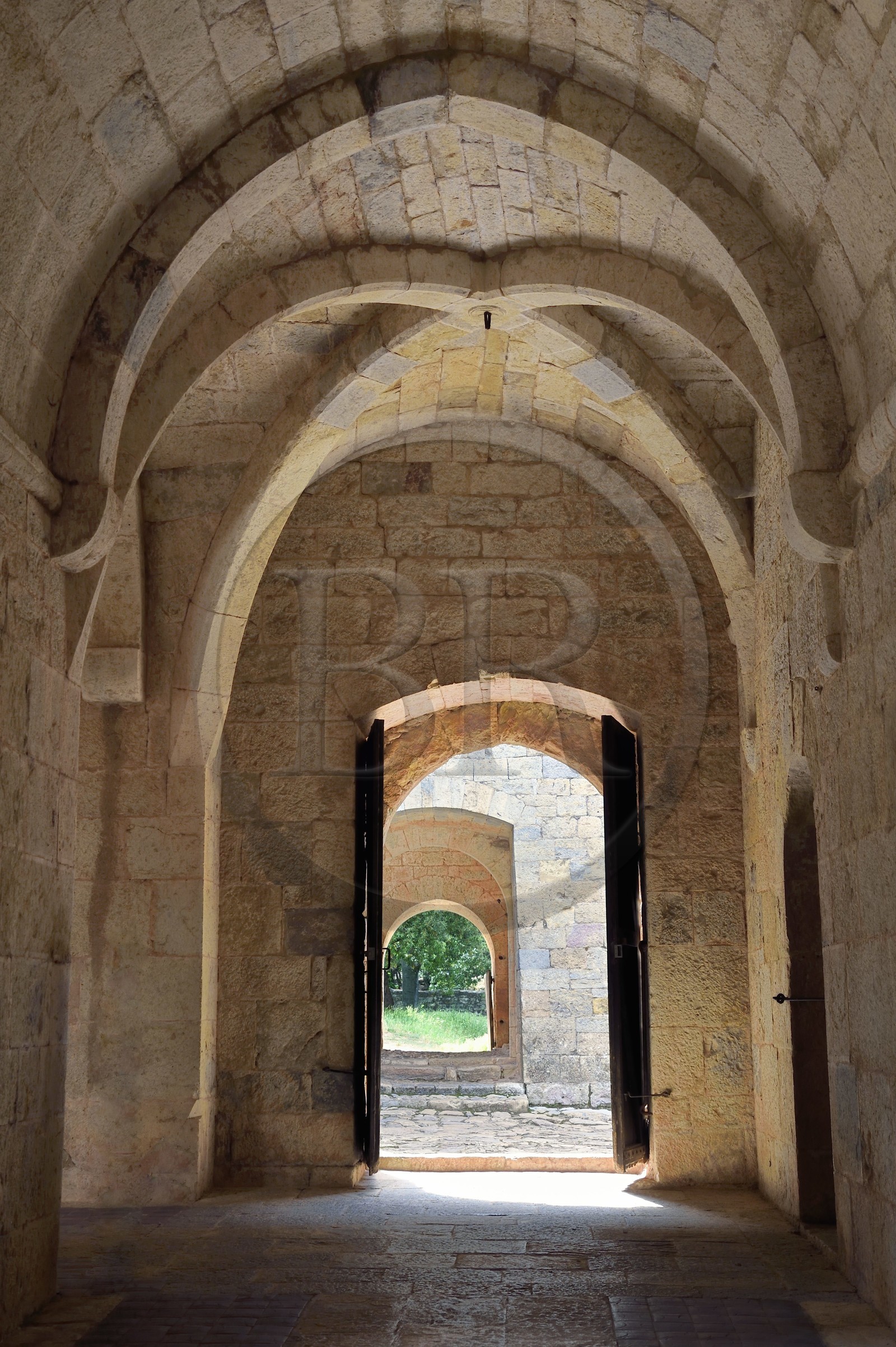France, Var (83), Abbaye cistercienne du Thoronet, porte reliant le cellier au cloitre