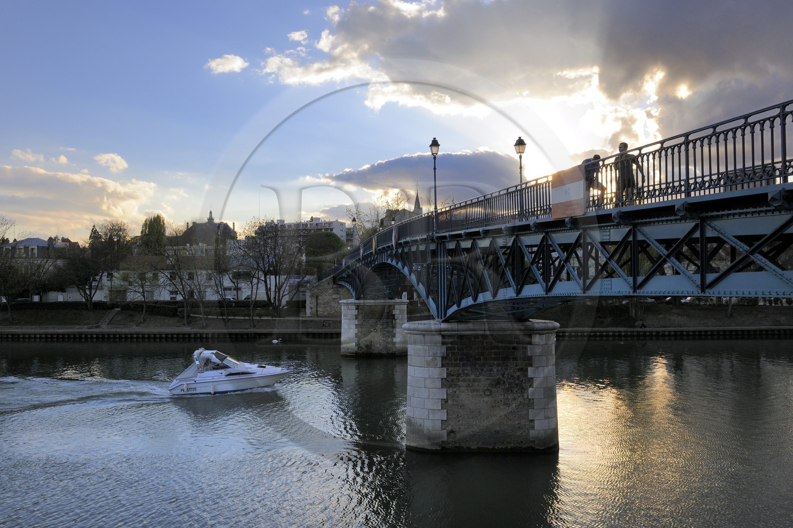 France, Val-de-Marne (94), les bords de Marne, joggeurs sur la passerelle entre Le Perreux-sur-Marne en arrière plan et Bry-sur-Marne