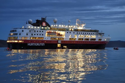 Groenland, région du centre ouest, baie de Kangerlussuaq, embarquement de nuit sur le bateau de croisière MS Fram de la compagnie Hurtigruten