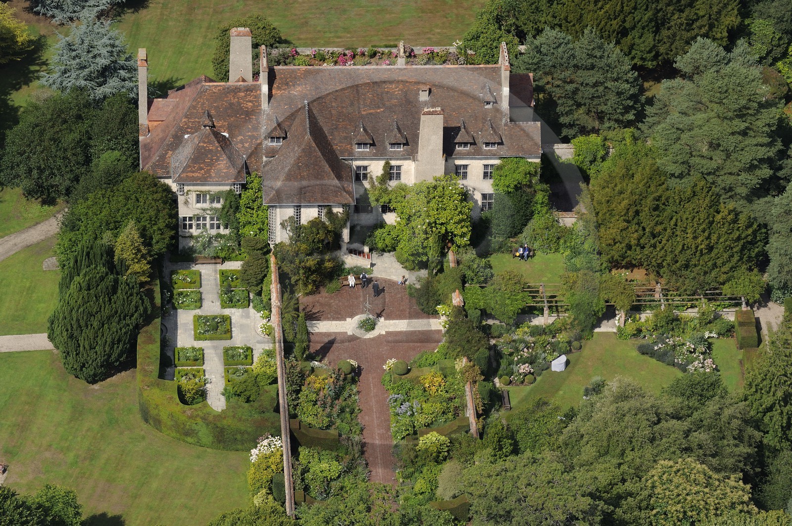 France, Seine-Maritime (76), Varengeville-sur-Mer, manoir du domaine Le Bois des Moutiers (vue aérienne)