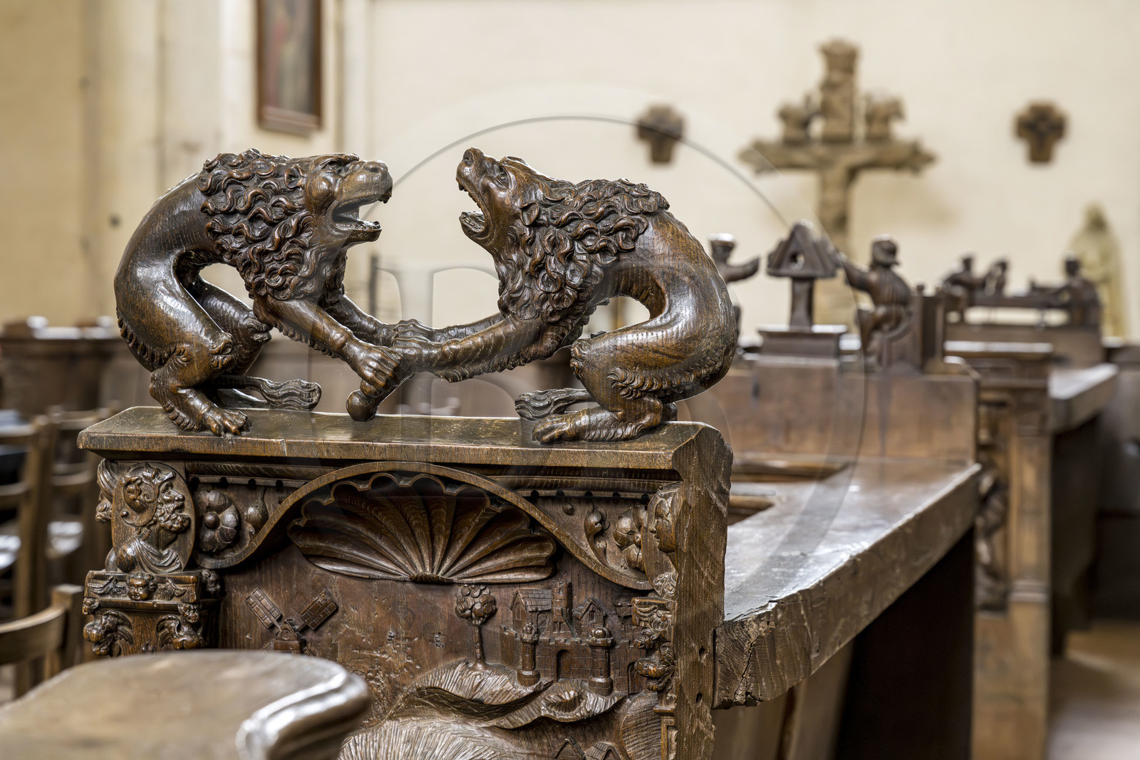 France, Yonne (89), Montréal (Bourgogne), la collégiale Notre-Dame de syle roman du XIIème siècle, stalles Renaissance en bois sculpté exécutées entre 1530 et 1550 et offerts par le roi François Ier, deux lions se font face en se disputant un os