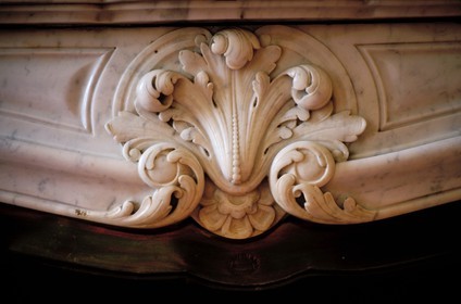 France, Saône-et-Loire (71), Le Creusot, La petite Verrerie dans l'enceinte du château de La Verrerie, détail de cheminée en marbre