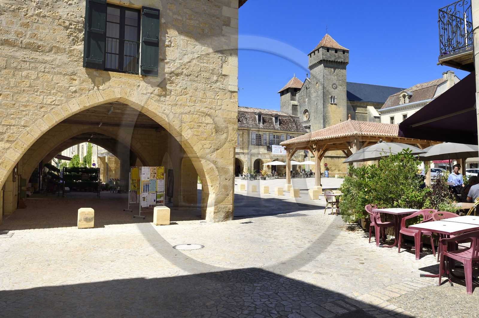 France, Dordogne (24), Périgord Pourpre, Beaumont-du-Périgord, la place Jean Moulin avec sa halle et l'église fortifiée Saint-Laurent-et-Saint-Front de style gothique anglais du XIIIe siècle au coeur de la bastide