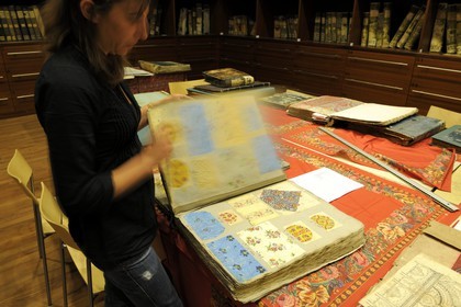 France, Haut-Rhin (68), Mulhouse, musée de l’Impression sur Étoffes, Service d’utilisation des documents (SUD), bibliothèque textile qui donne accès à la plus importante collection d’imprimés au monde