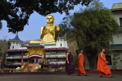 Sri Lanka, province du centre, district de Matale, Dambulla, Temple d'Or situé en dessous du Temple du Rocher Royal aussi appelé Ran Giri (Rocher doré) classé patrimoine mondial de l'UNESCO