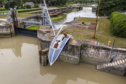 France, Loire-Atlantique (44), Le Pellerin, collection d'art contemporain à ciel ouvert Estuaire, le voilier sculpture de 9 m de long Misconceivable réalisé par l'artiste autrichien Erwin Wurm à l'écluse d'accès au canal de la Martinière sur la Loire (vue aérienne)