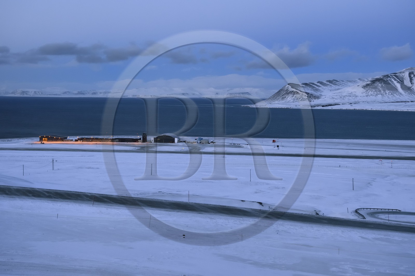 Norvège, Svalbard, Spitzberg, aéroport de Longyearbyen en bordure du fjord