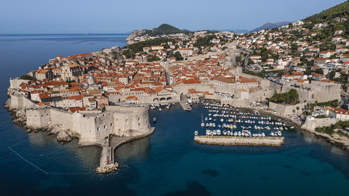 Croatie, Dalmatie, cote dalmate, Dubrovnik, centre historique classé Patrimoine Mondial de l'UNESCO, la vieille ville ceinte de remparts (vue aérienne)