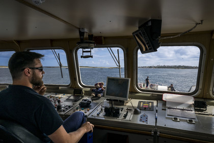 France, Finistère (29), Mer d'Iroise, Ile de Molène, navire de la Penn ar Bed assurant la liaison avec les iles de Molène et Ouessant, arrivée sur l'Ile de Molène vue depuis la passerelle avec le pilote
