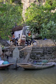 Vietnam, province de Ninh Binh, village insulaire de Kenh Ga, vendeur ambulant