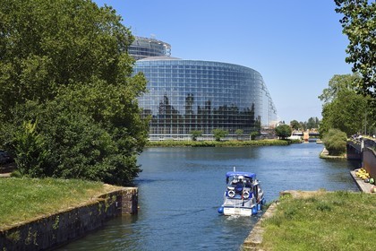 France, Bas-Rhin (67), Strasbourg, quartier européen, le Parlement européen en bordure de la rivière l'Ill et du canal de la Marne au Rhin