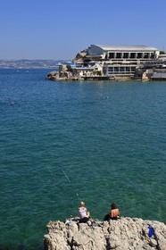 France, Bouches-du-Rhône (13), Marseille, quartier des Catalans, piscine du Cercle des Nageurs de Marseille ou CNM, pecheur à la ligne sous la Corniche Kennedy