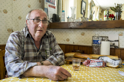 France, Finistère (29), Mer d'Iroise, Ile d'Ouessant, Eugene Malgorn, ancien marin de commerce ouessantin, dans sa maison