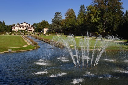 France, Pyrénées-Atlantiques (64), Pays-Basque, Cambo-les-Bains, la Villa Arnaga et  son jardin à la française, musée et maison d'Edmond Rostand de style néo-basque