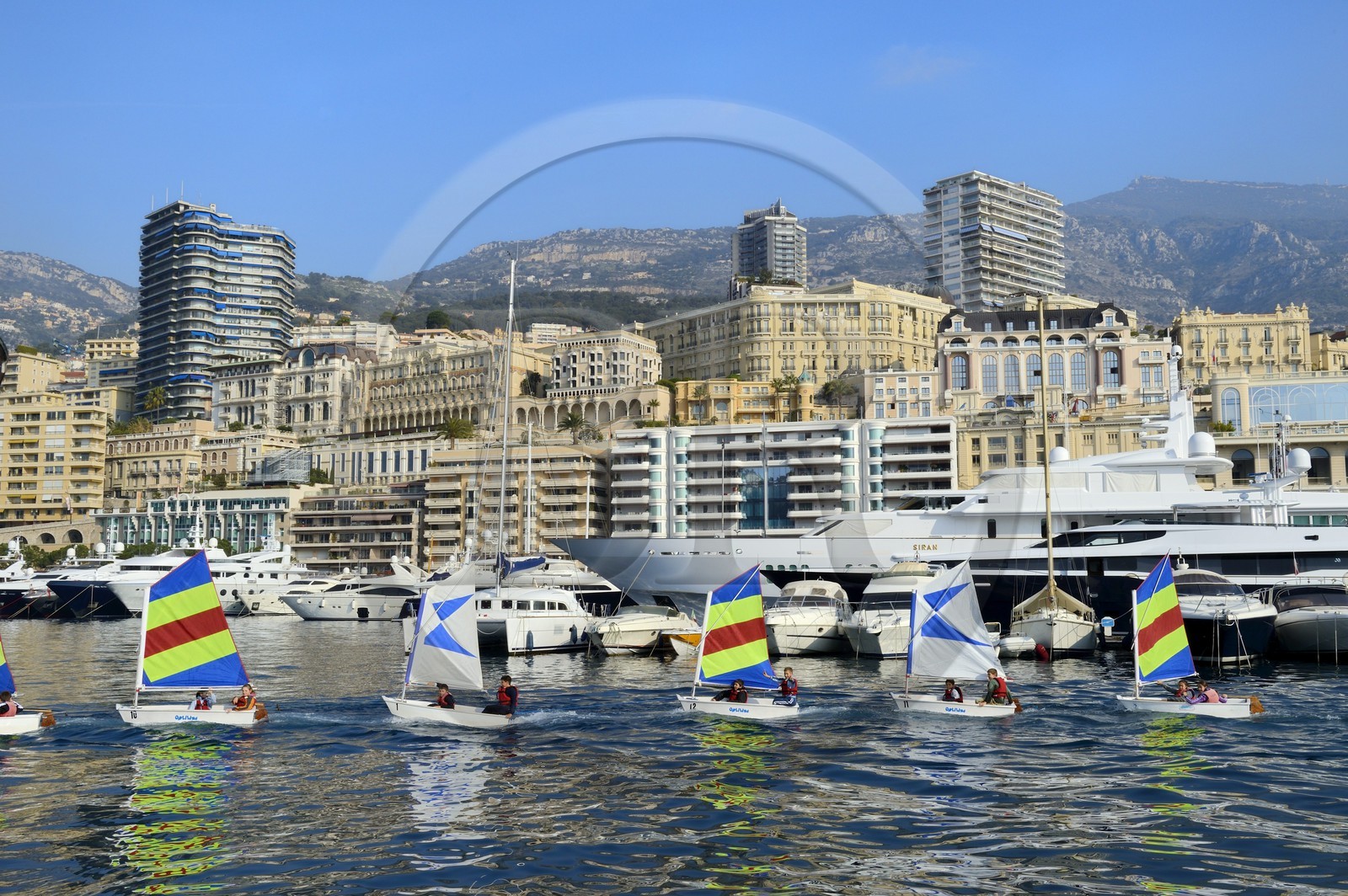 Principauté de Monaco, Monaco, l'ecole de voile dans port Hercule