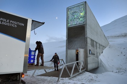 Norvège, Svalbard, Spitzberg, Longyearbyen, la Réserve mondiale de semences du Svalbard (banque de graines du Global Seed Vault) permet une sauvegarde de sécurité pour les collections existantes de banques de gènes, livraison des semences par NordGen