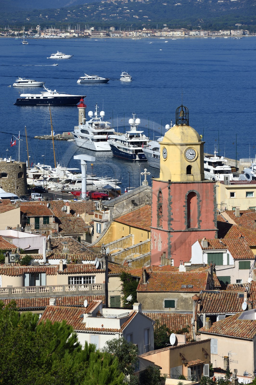 France, Var (83), Saint-Tropez,  église paroissiale Notre-Dame de l'Assomption depuis la citadelle, en arrière-plan Grimaud
