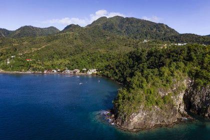 Caraïbes, Ile de la Dominique, Pointe de Toucari Bay au nord de Portsmouth (vue aérienne)