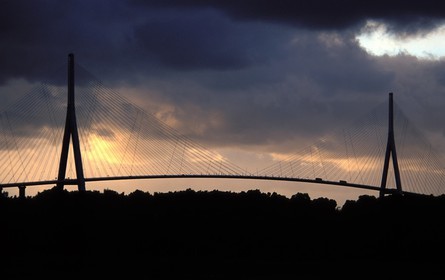 France, Calvados (14), Pont de Normandie au crépuscule
