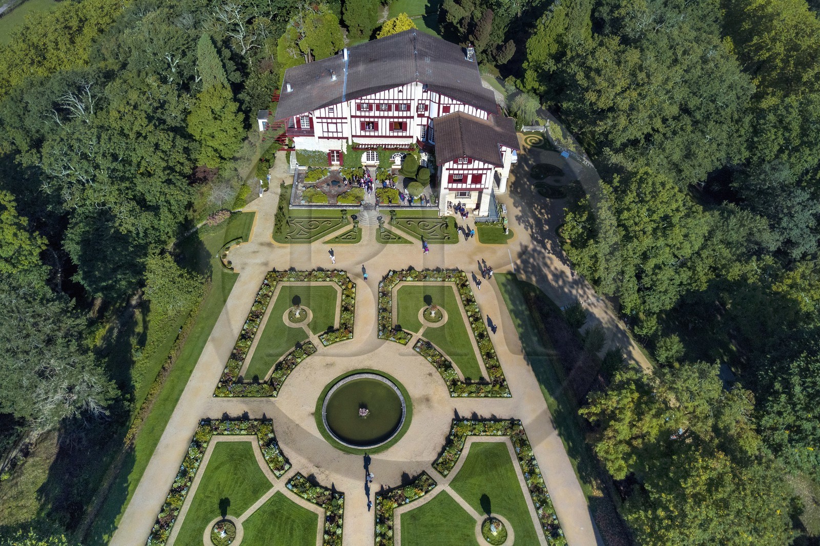 France, Pyrénées-Atlantiques (64), Pays-Basque, Cambo-les-Bains, la Villa Arnaga et  son jardin à la française, musée et maison d'Edmond Rostand de style néo-basque (vue aérienne)