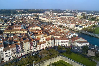 France, Pyrénées-Atlantiques (64), Pays-Basque, Bayonne, la Nive et l'Adour en arrière plan (vue aérienne)