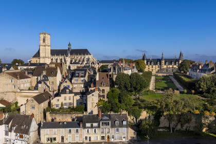 France, Nièvre (58), Nevers, cathédrale Saint-Cyr-et-Sainte-Julitte et le palais ducal (vue aérienne)