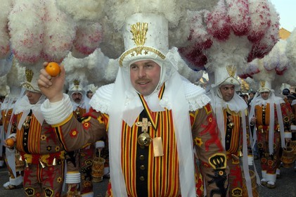 Belgique, Wallonie, carnaval de Binche, Gilles de Binche en procession avec leur coiffe lançant des oranges