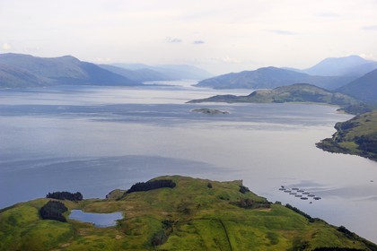 Royaume-Uni, Ecosse, Highland, le Sound of Shuna dans le Loch Linnhe qui prolonge le canal Calédonien et le Loch Ness, à gauche l'Ile de Shuna au premier plan (vue aérienne)