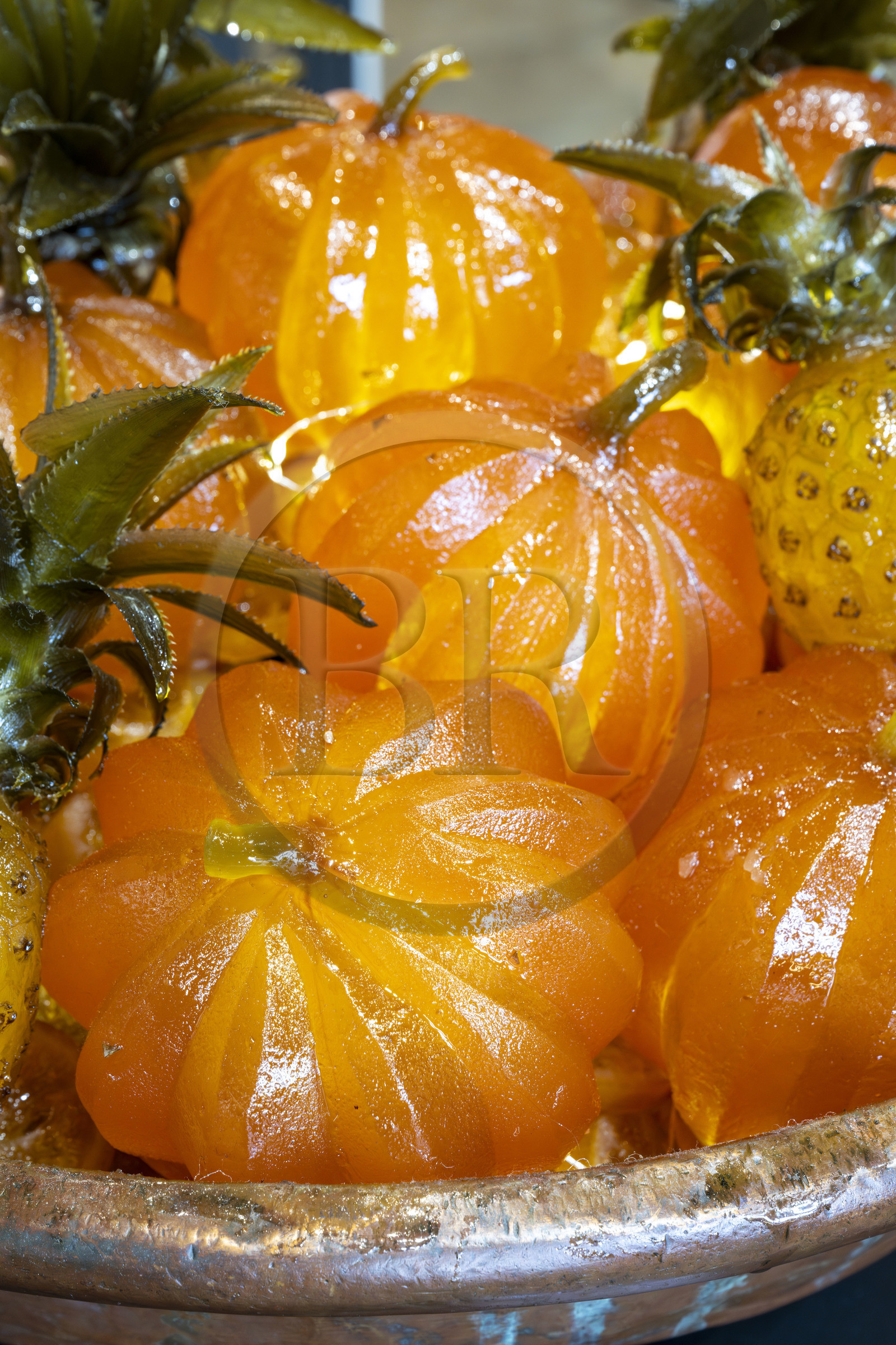 France, Bouches-du-Rhône (13), Parc Naturel Régional des Alpilles, Saint-Rémy-de-Provence, Maison Lilamand, confiserie traditionnelle de fruits confits et calissons, réalisation avec melon cantaloup et ananas Victoria
