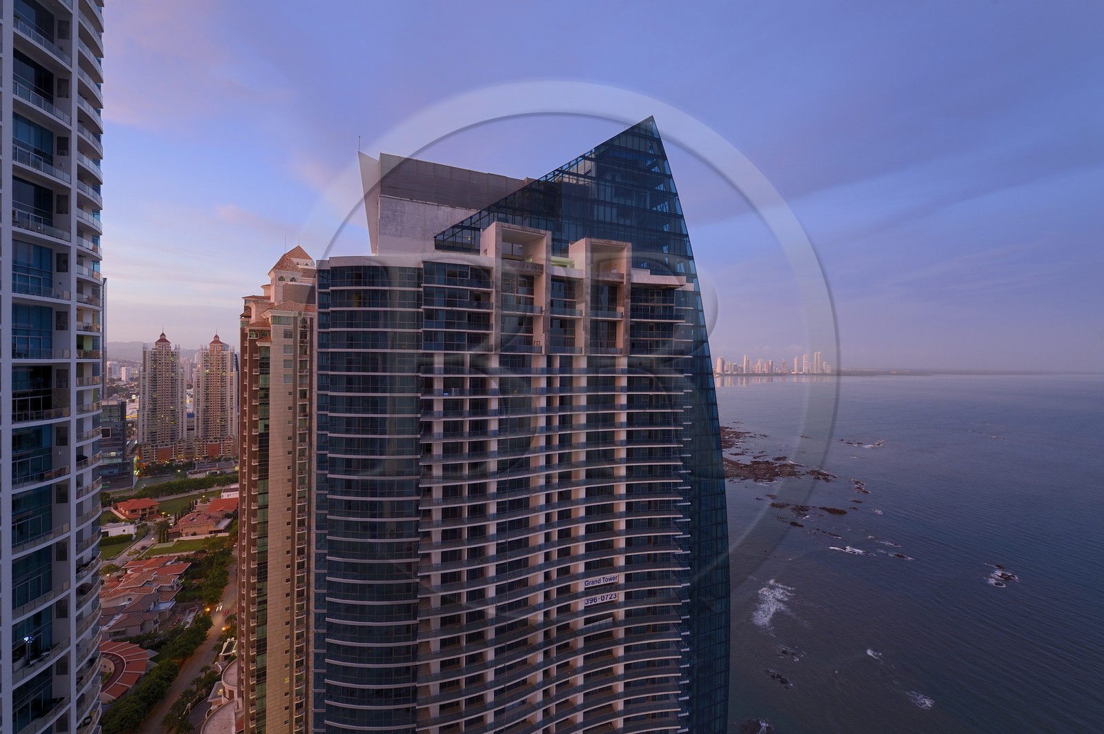 Panama, Panama City, immeuble Grand Tower et le nouveau quartier de gratte-ciels de Costa del Este en arrière plan