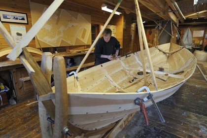 Norvège, Hordaland, Norheimsund, centre de préservation des bateaux Fartoyvernsenter, bateau en bois à rame construit traditionnellement par Bjorn Kvalvik