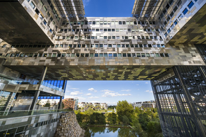 France, Hérault (34), Montpellier,  quartier de Port Marianne, l'Hotel de Ville conçu par les architectes Jean Nouvel et François Fontès, patio entre eau et ciel