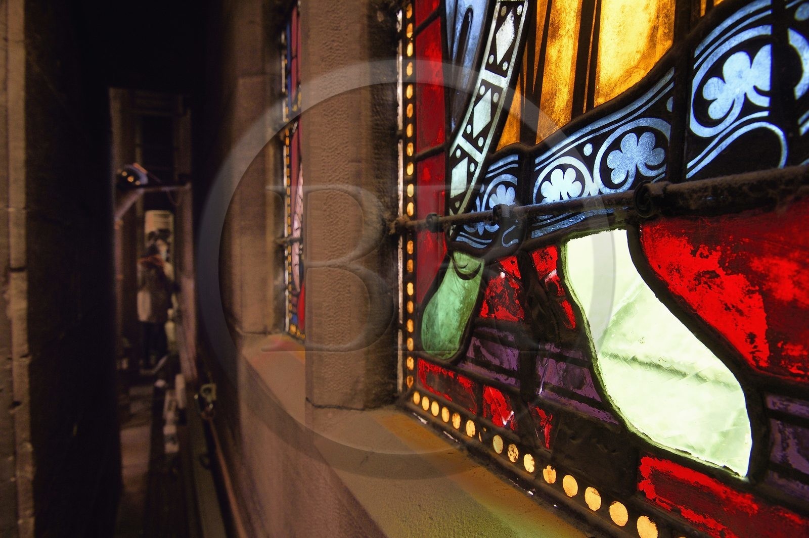 France, Bas-Rhin (67), Strasbourg, vieille ville classée au Patrimoine Mondial de l'UNESCO, la cathédrale Notre-Dame, vitrail de Juda (un des 12 fils de Jacob) dont le pied gauche volontairement créé plus clair par le maitre verrier est à l'origine du phénomène du rayon vert visible chaque année aux équinoxes