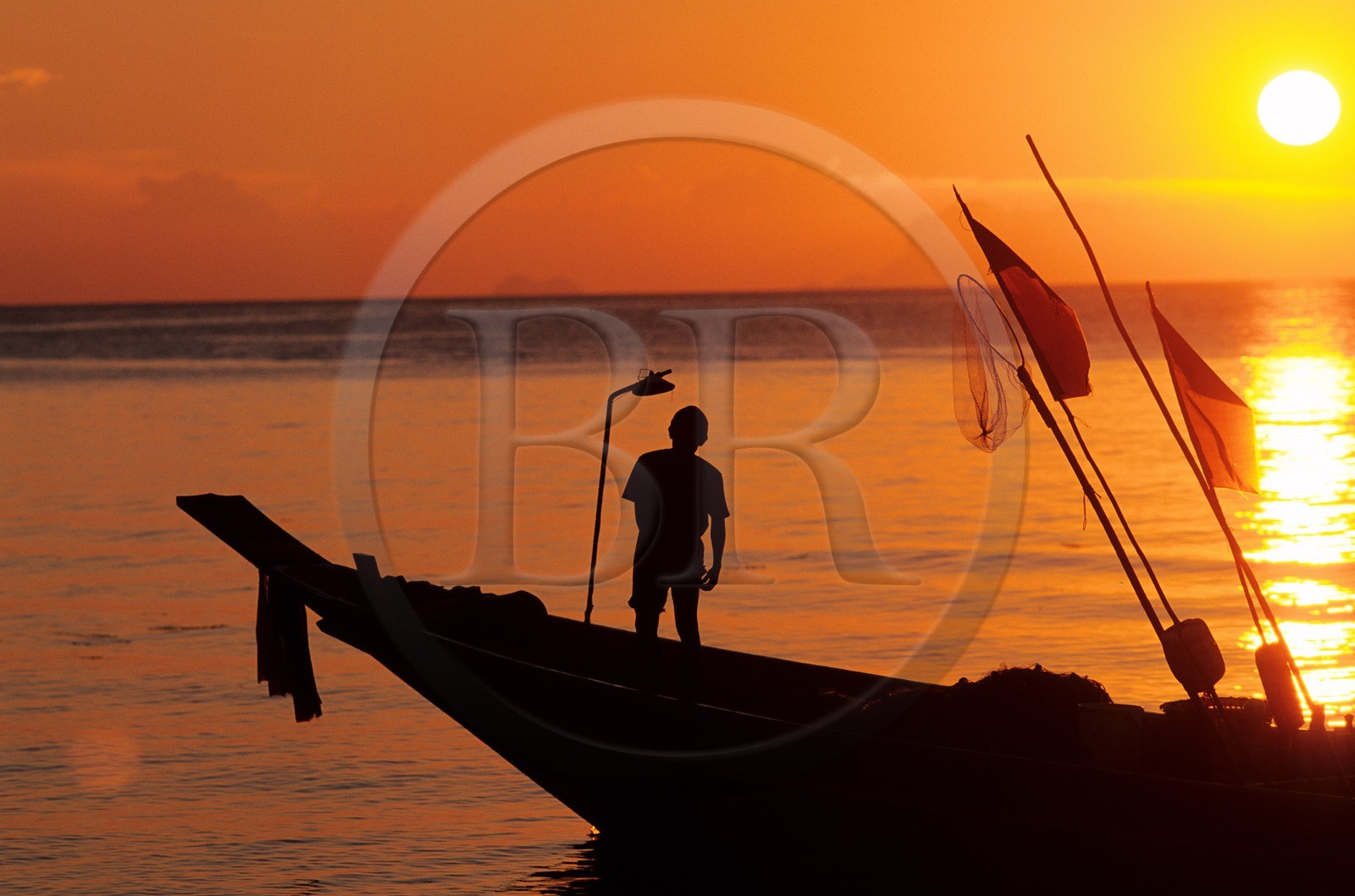 Thaïlande, Archipel îles Samui, île de Koh Pha-Ngan, barque de pêcheurs au coucher du soleil