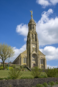 France, Vendée (85), Sèvremont, Saint-Michel-Mont-Mercure, l'église avec sa statue de l'archange Saint-Michel