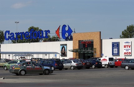 Pologne, Kujavie-Poméranie, ville de Torun, hypermarché Carrefour