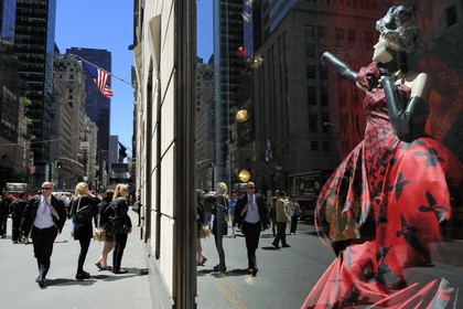 Etats-Unis, New York, Manhattan, reflet d'un gratte-ciel dans la vitrine dédiée à Alexander Mc Queen de la boutique Bergdorf Goodman sur la 5ème avenue